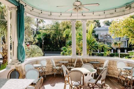 Classic King With Balcony At Curry Mansion كي وست المظهر الخارجي الصورة